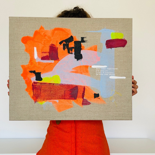 Ein farbenfrohes buntes orange rotes abstraktes Gemälde abgebildet mit FLOR. im Wohnzimmer