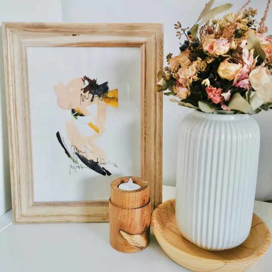 Abstraktes Kunstwerk auf Papier von FLOR. stehen auf einer Kommode in einem Wohnzimmer neben einem getrocknetem Blumenstrauß. 