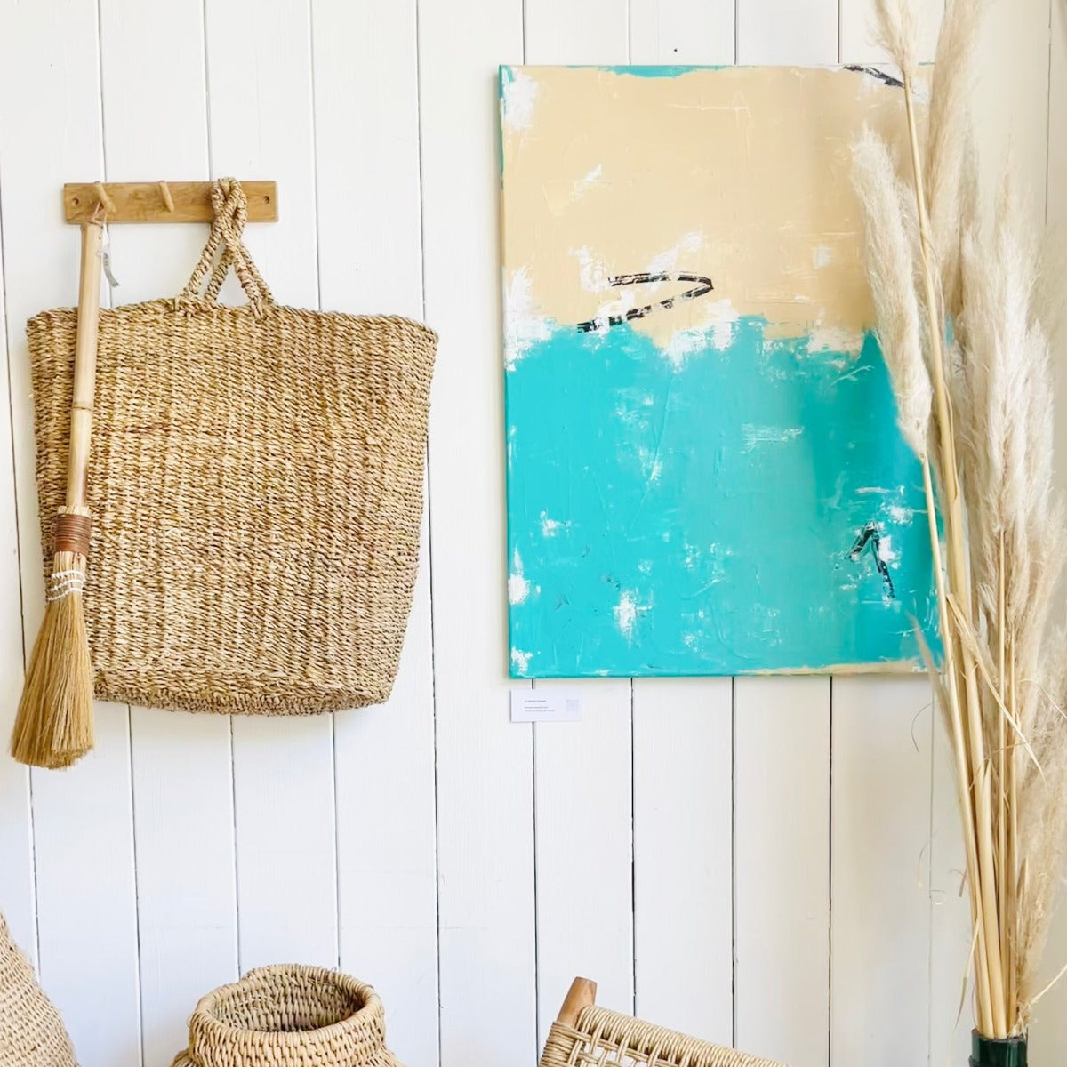 Abstraktes Kunstwerk von FLOR. in den Farben Türkis, Schwarz, Weiß und Beige hängend in einem Restaurant.