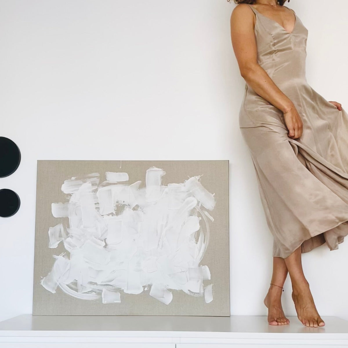 Modernes abstraktes Gemälde in Original in den Farben Weiß und Beige stehen neben FLOR.