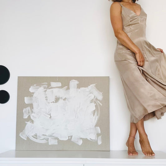 Modernes abstraktes Gemälde in Original in den Farben Weiß und Beige stehen neben FLOR.