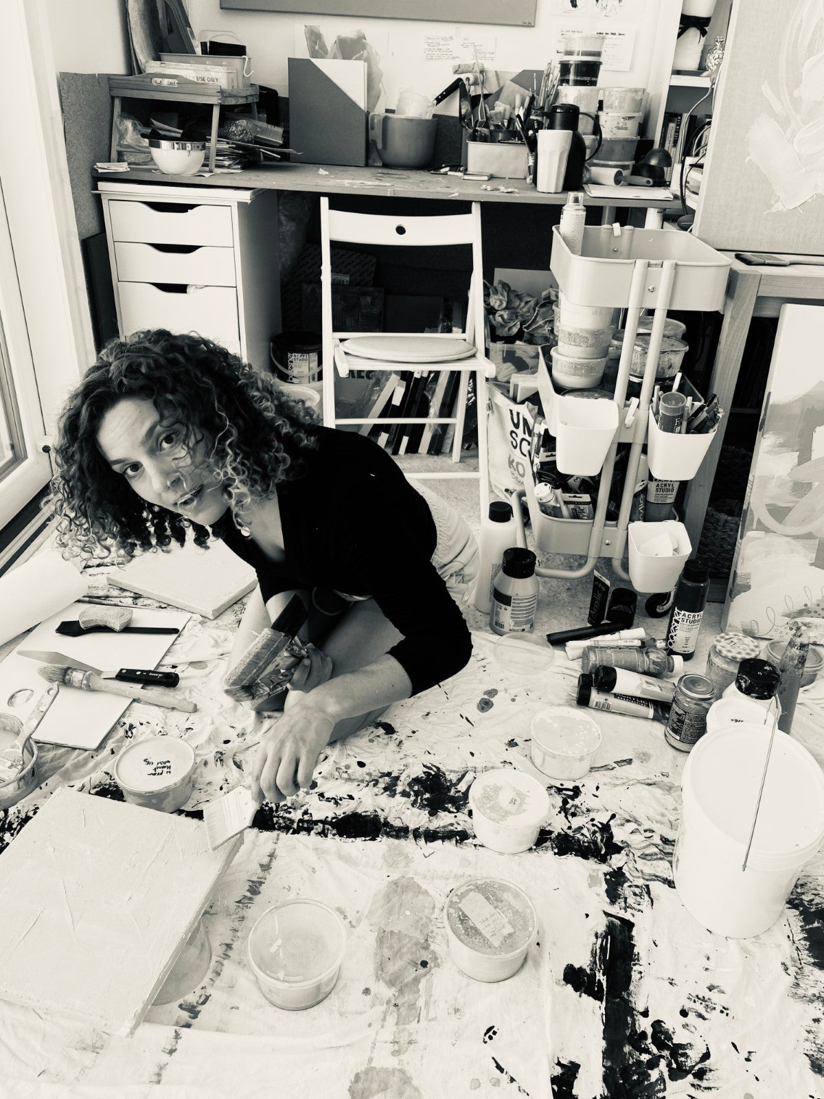 FLOR. malend in ihrem Studio.