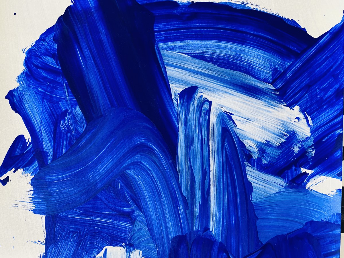 Blaues abstraktes Kunstwerk von FLOR.  fotografiert in Wien.