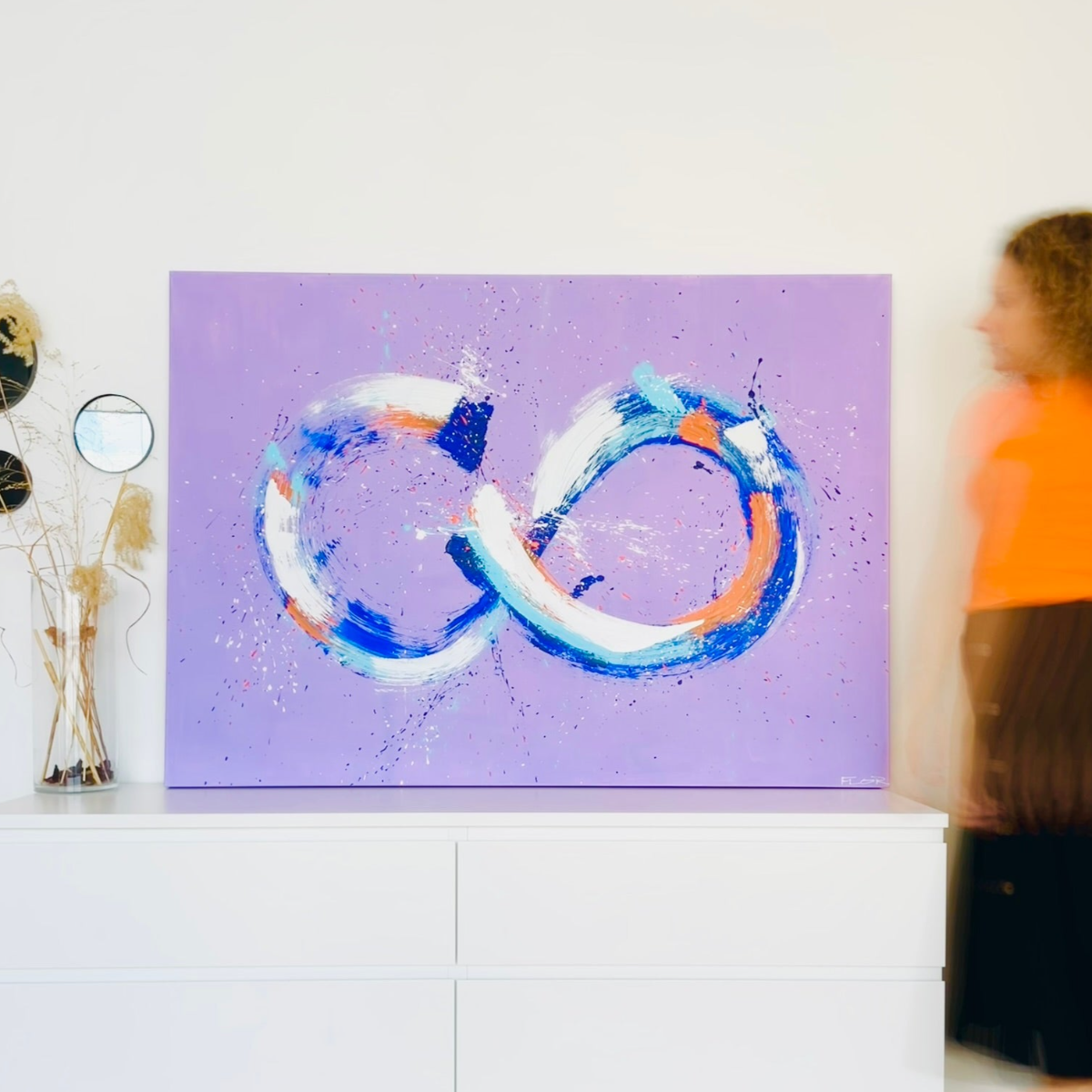 Modernes Acryl Bild stehen im Wohnzimmer in den Farben Lila, Blau, Weiß und Orange von FLOR.