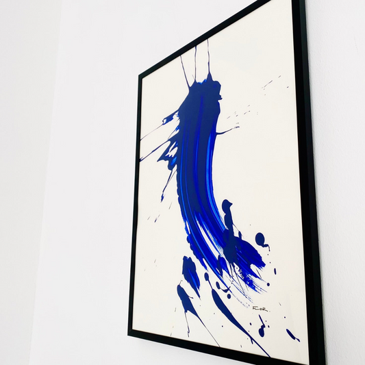 Knallblaues abstraktes Kunstwerk von FLOR. hängend in einem schwarzen Bilderrahmen an der Wand zu Hause.