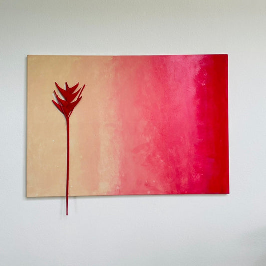 Abstraktes Gemälde hängend auf einer Wand in einem Zuhause von FLOR. in den Farben Rot, Pink und Beige.